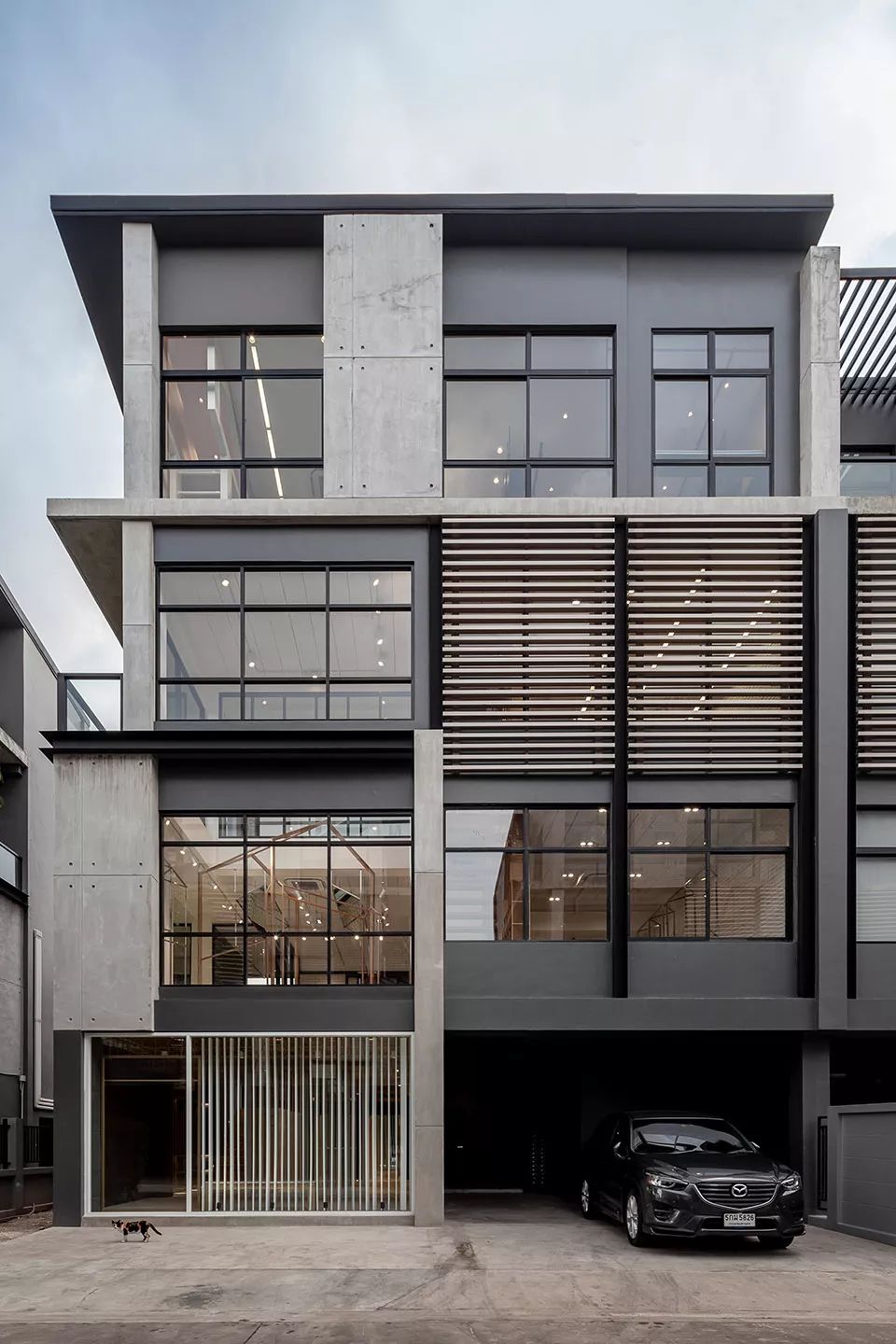 曼谷 Sriwara 办公室改造 | 集精品店与办公空间一体-2