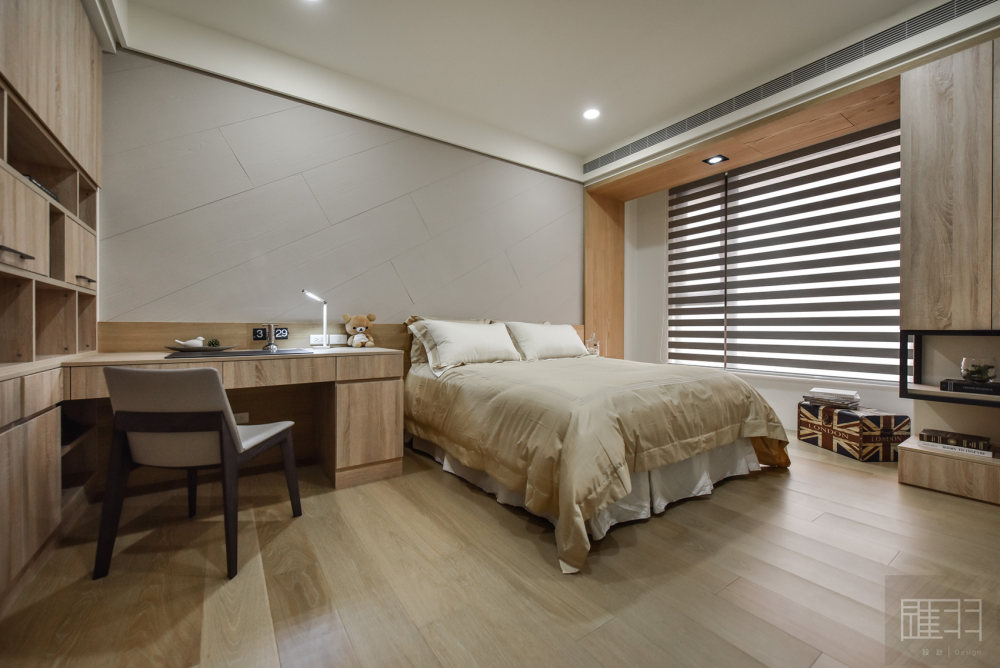 Wood and earthy colour palette modern apartment by Manson Hsiao of Hui yu Interi-19