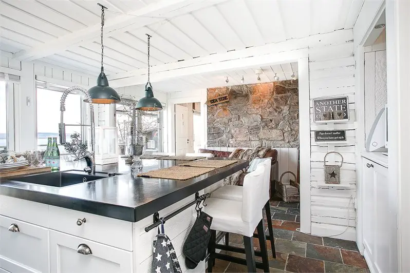 瑞典湖边百年老屋翻新，白色海洋风格度假屋-9