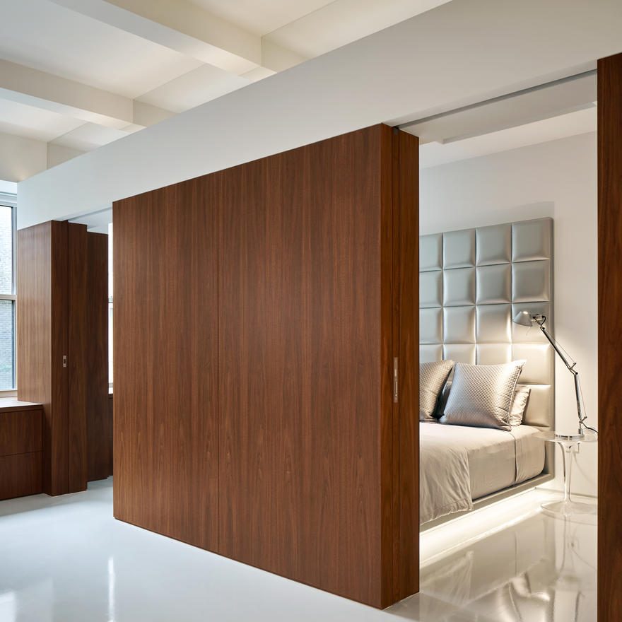 曼哈顿“无限”公寓 | 创意反射面与移动墙打造现代小户型空间-5