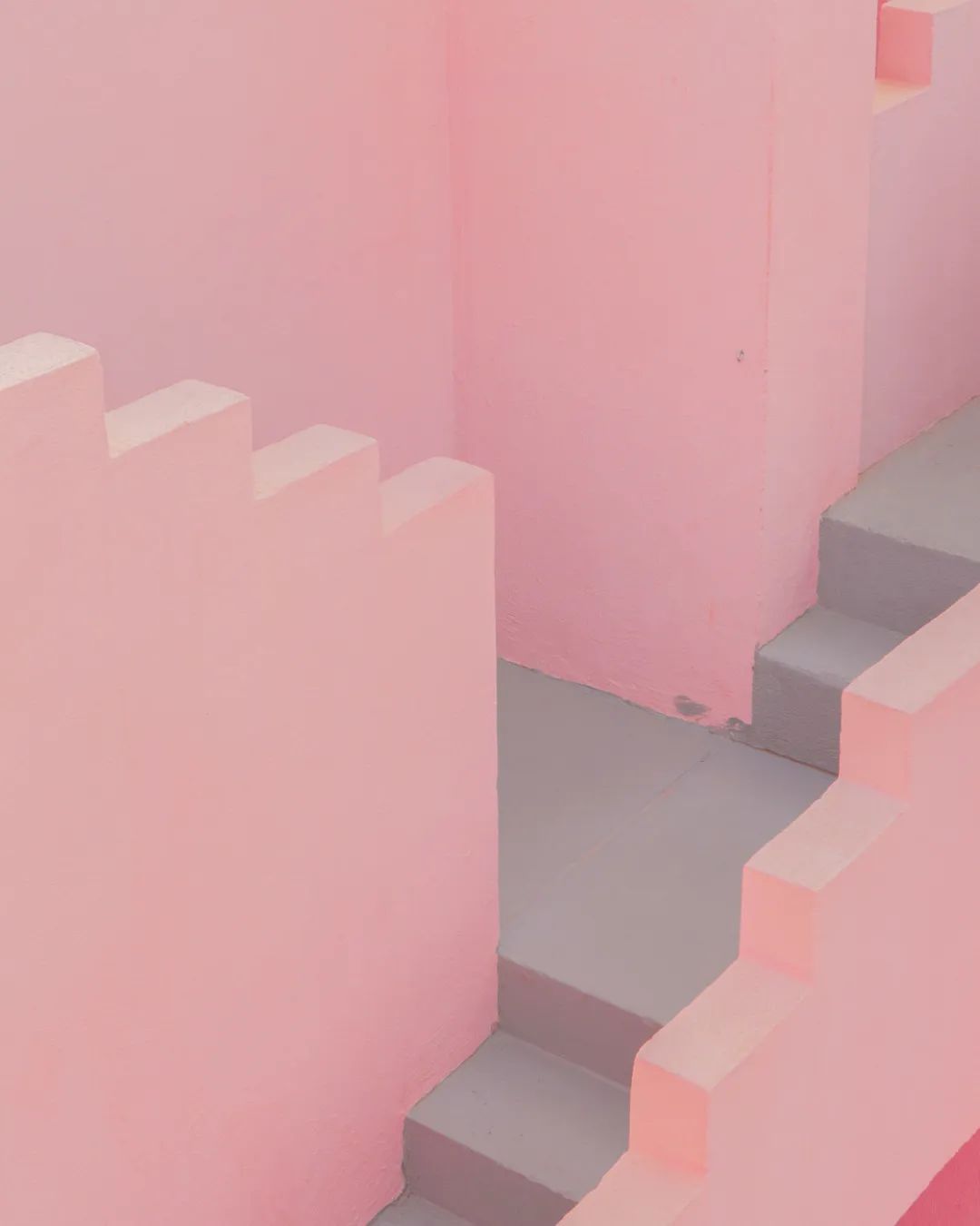 红墙 | 后现代公寓综合体的纯粹色彩与迷宫式空间-45