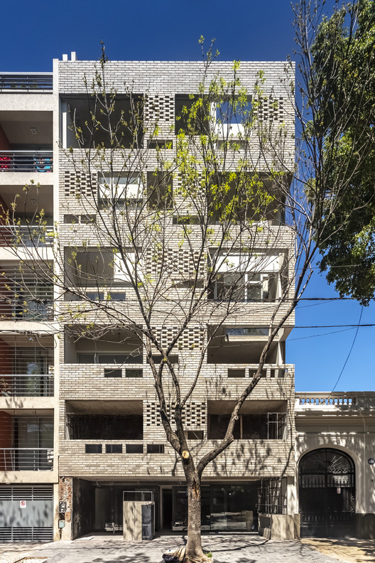 LL 2474 建筑 · Arqtipo 打造的灰色砖墙生态家园-11