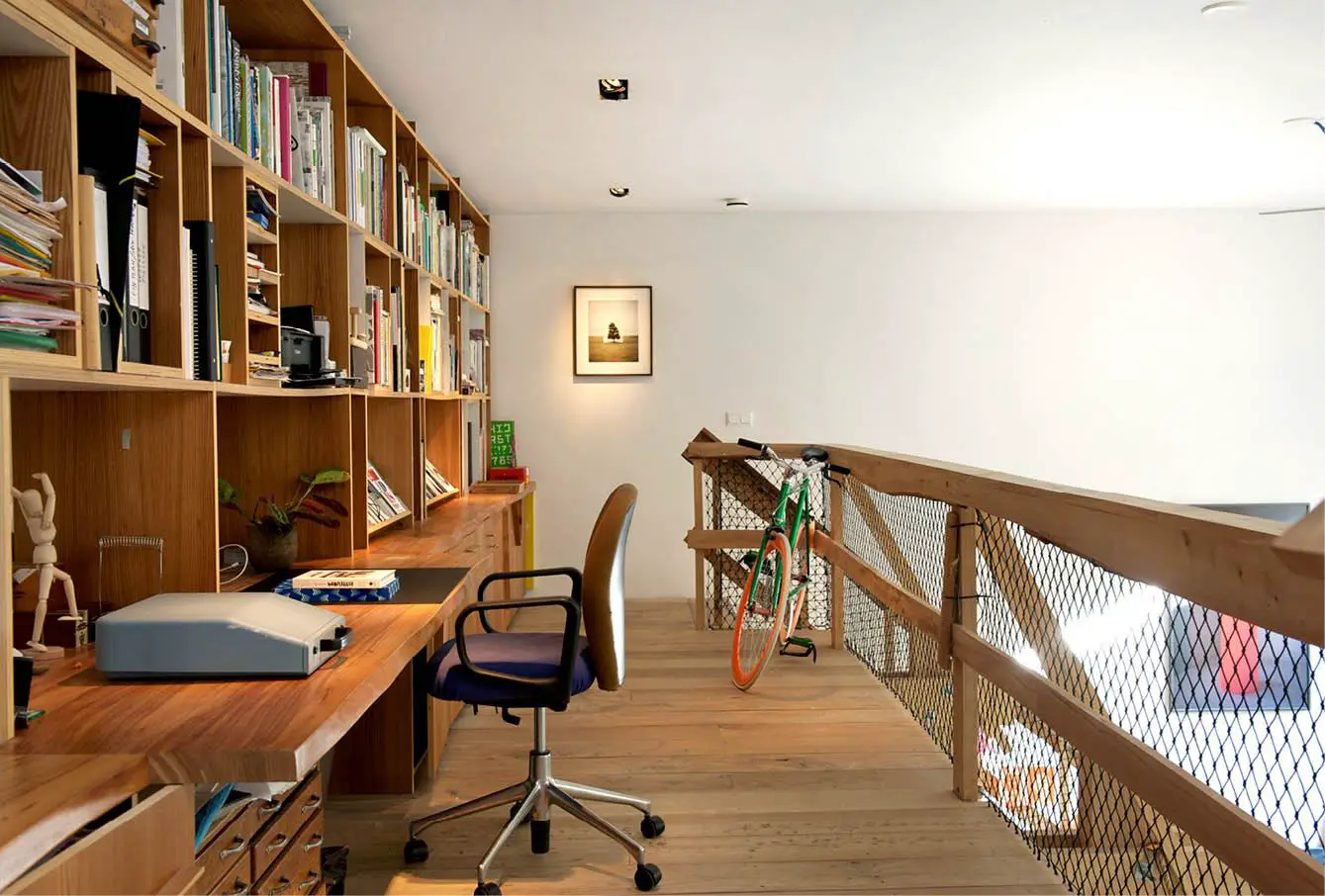 荷兰 19 世纪老学校改造的舒适亲子住宅-12