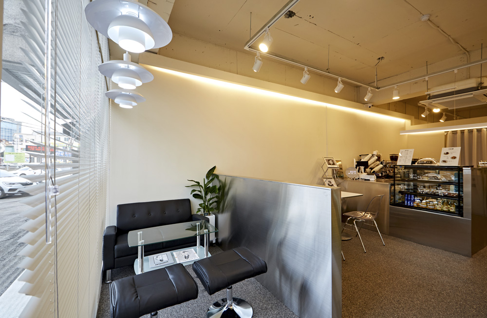 16 平米咖啡厅，极简设计惊艳亮相-7