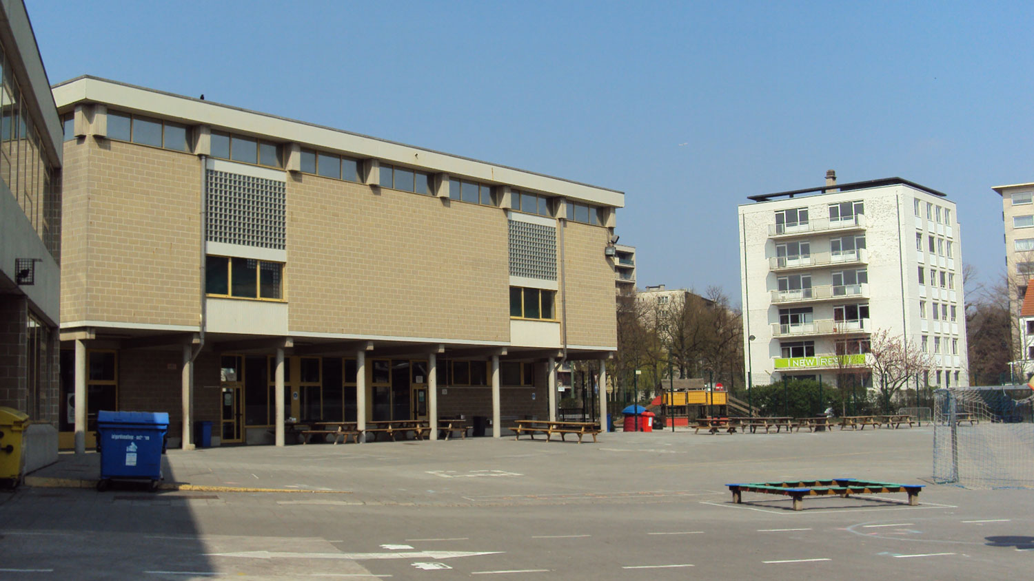 比利时校园灰色操场变身绿色冒险乐园-4