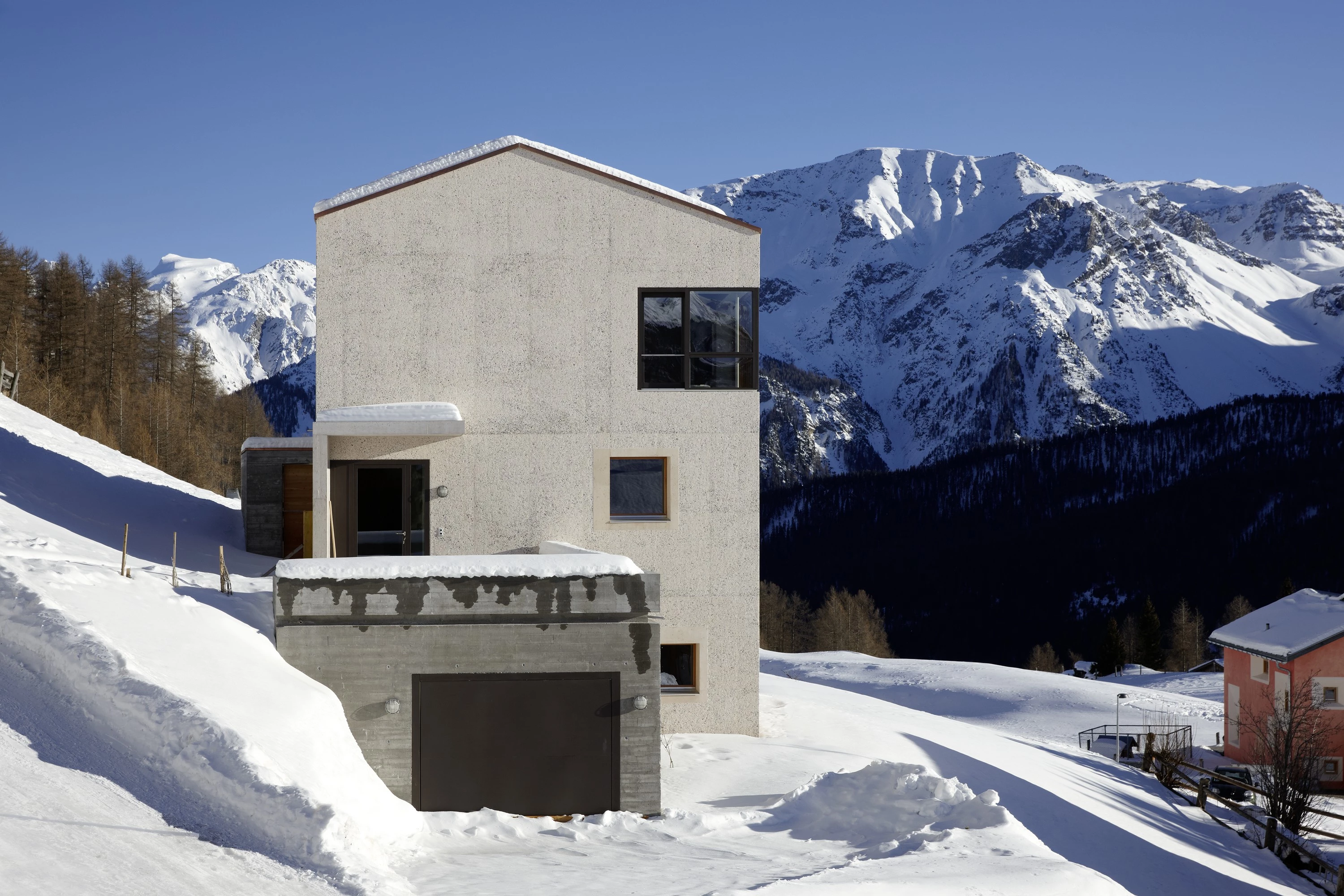 瑞士 Val Monastero 山间混凝土住宅,融入自然景观-9