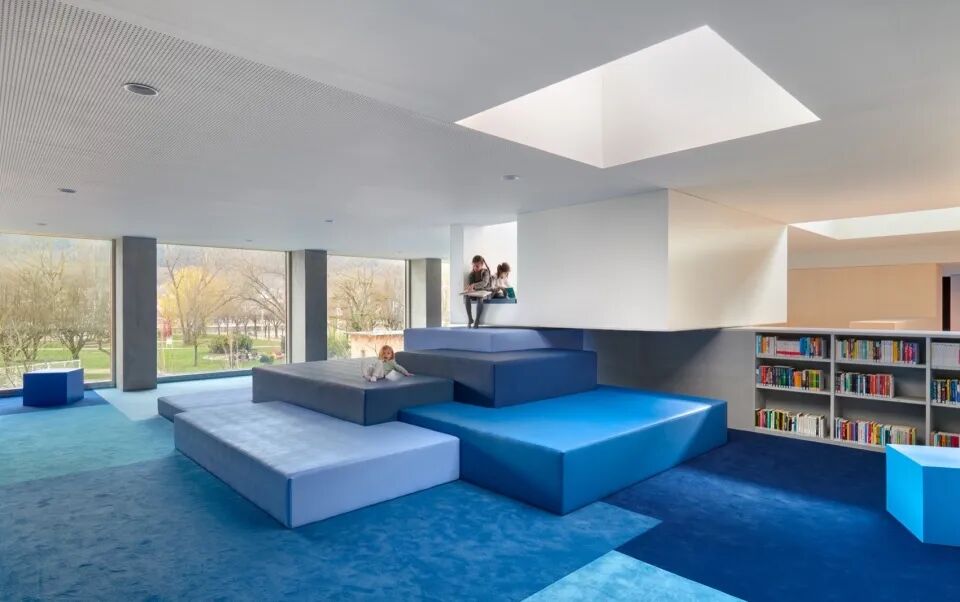 “LaBoussole”文化与旅游中心：彩色光影-76