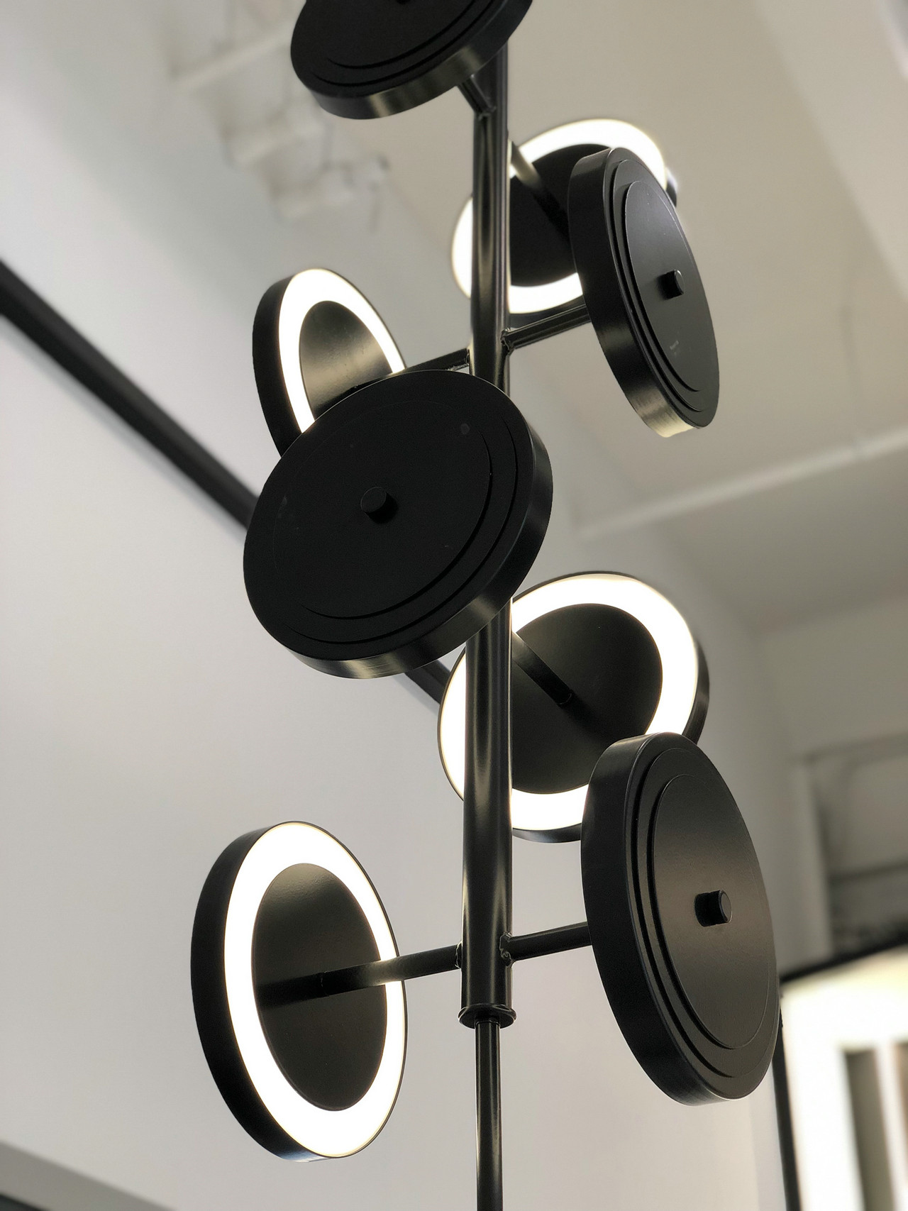 极简黑白展厅，这样设计才高级！-18