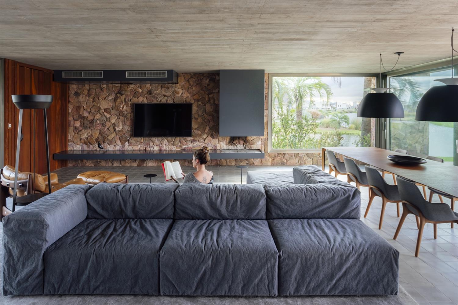 巴西 Pelotas 现代住宅 | 混凝土、木头和玻璃的完美融合-16