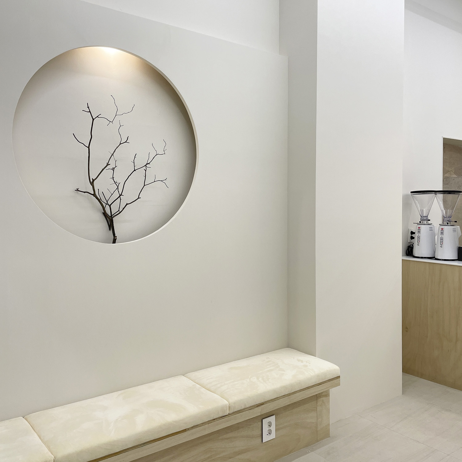 18 平米极简咖啡厅，呈现温馨早午餐空间-11