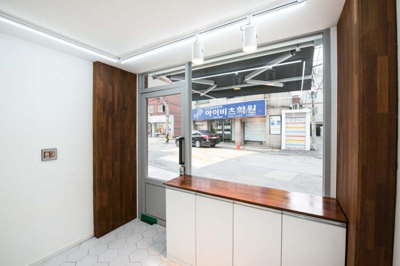 11 平米的极简白色烘焙店-9