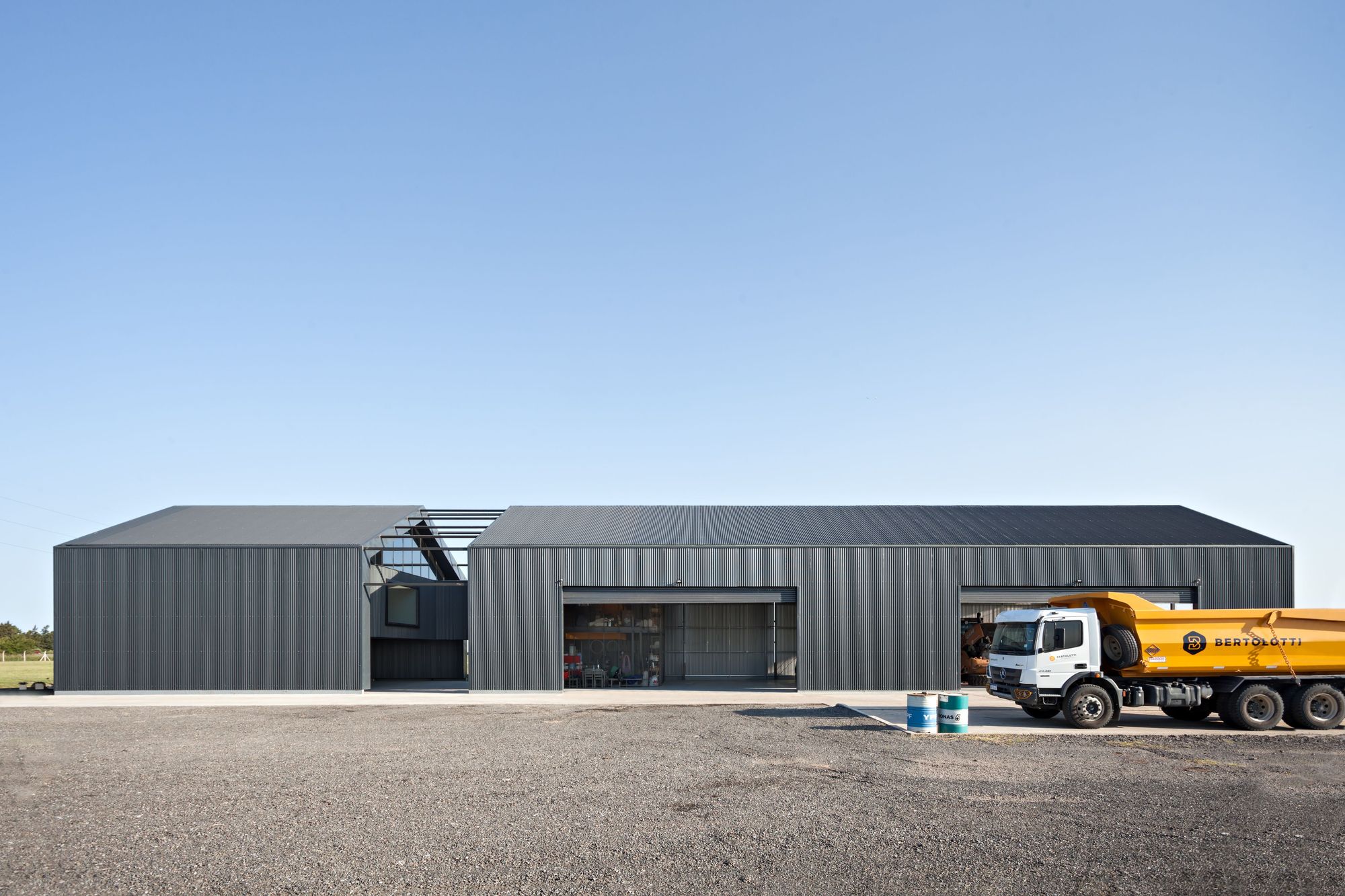 Bertolotti Vial Machinery and Office Warehouse / Estudio 2(A) DosArquitectas-13