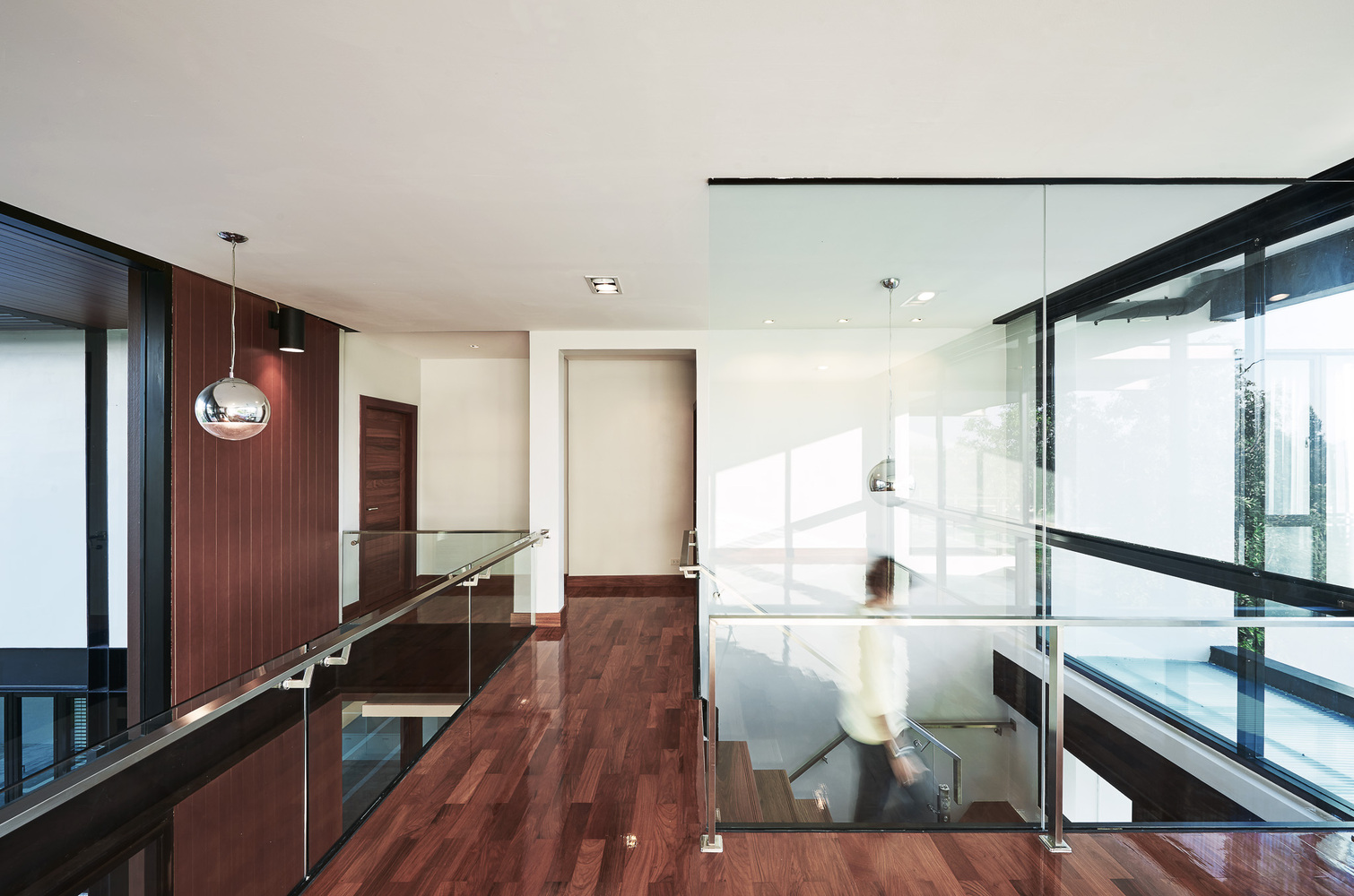 泰国田园风光中的现代钢结构之家-38