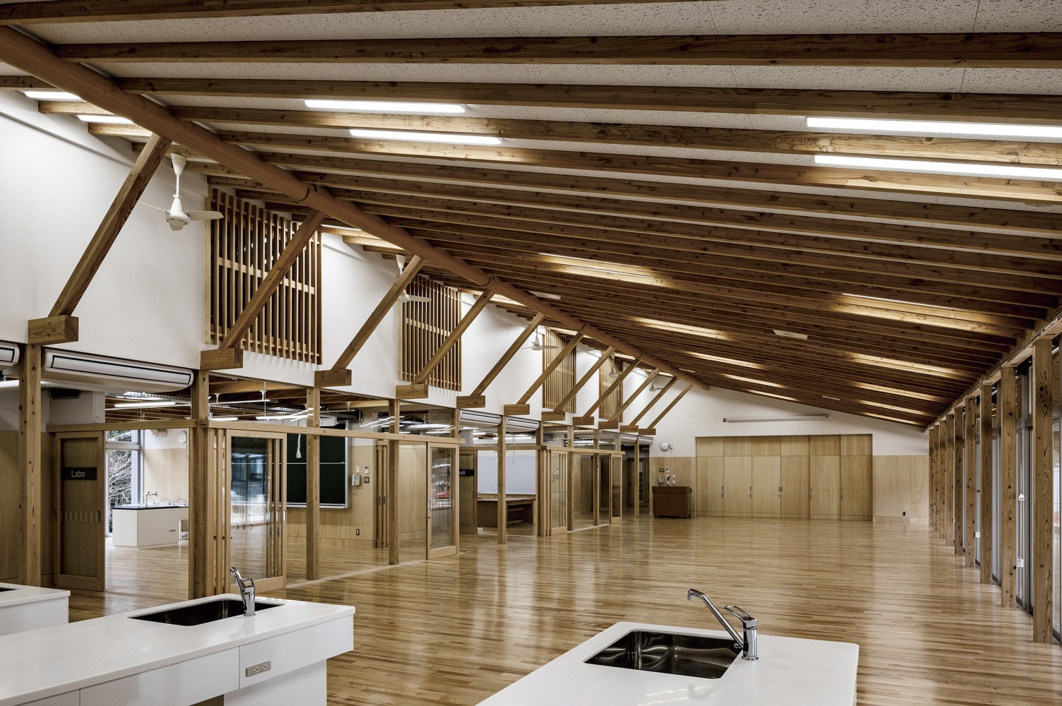 自然环抱的儿童友好型中学丨MIKAMI Architects-28