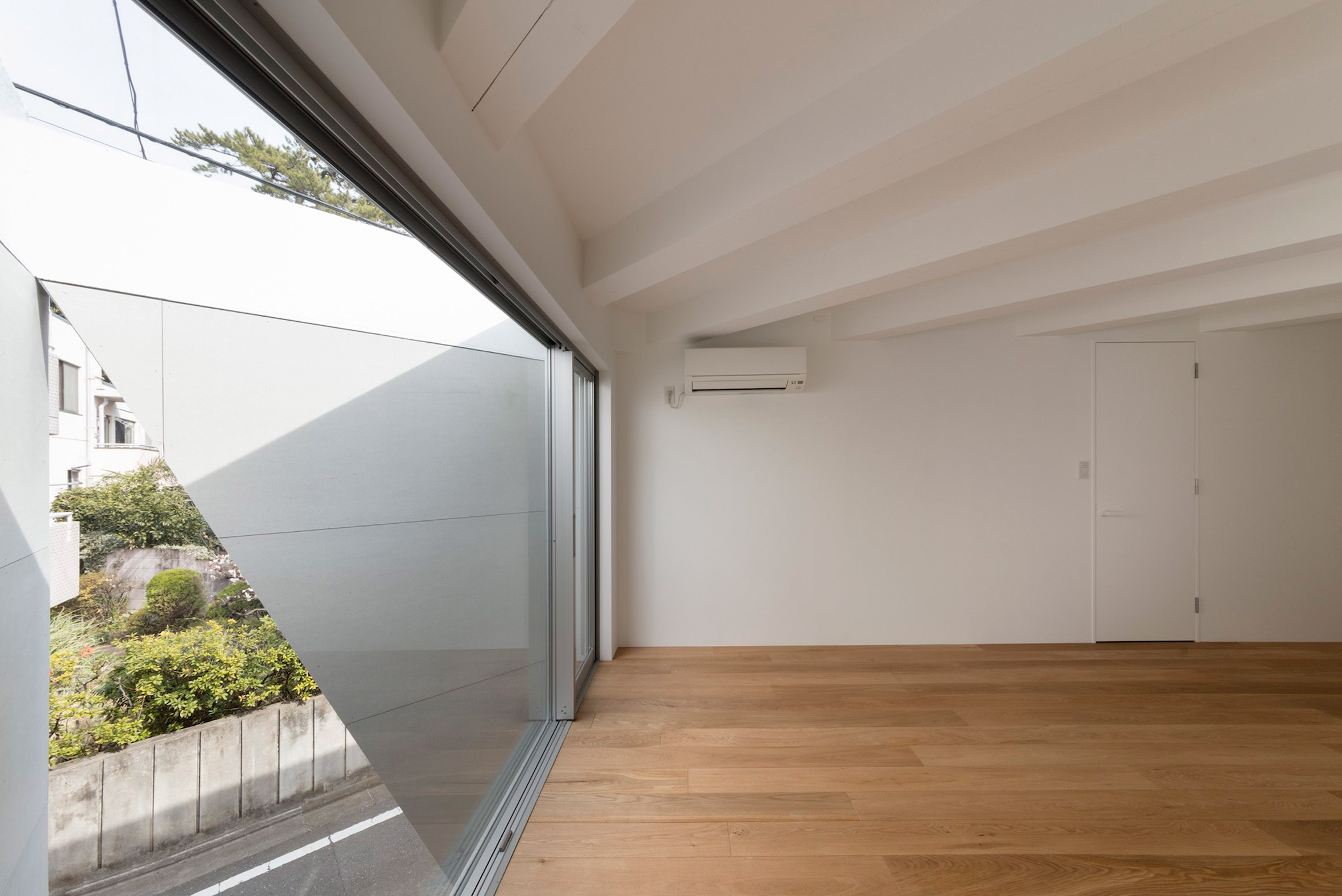 Chop + Archi cuts lightwells into corners of triangular house in Tokyo-24