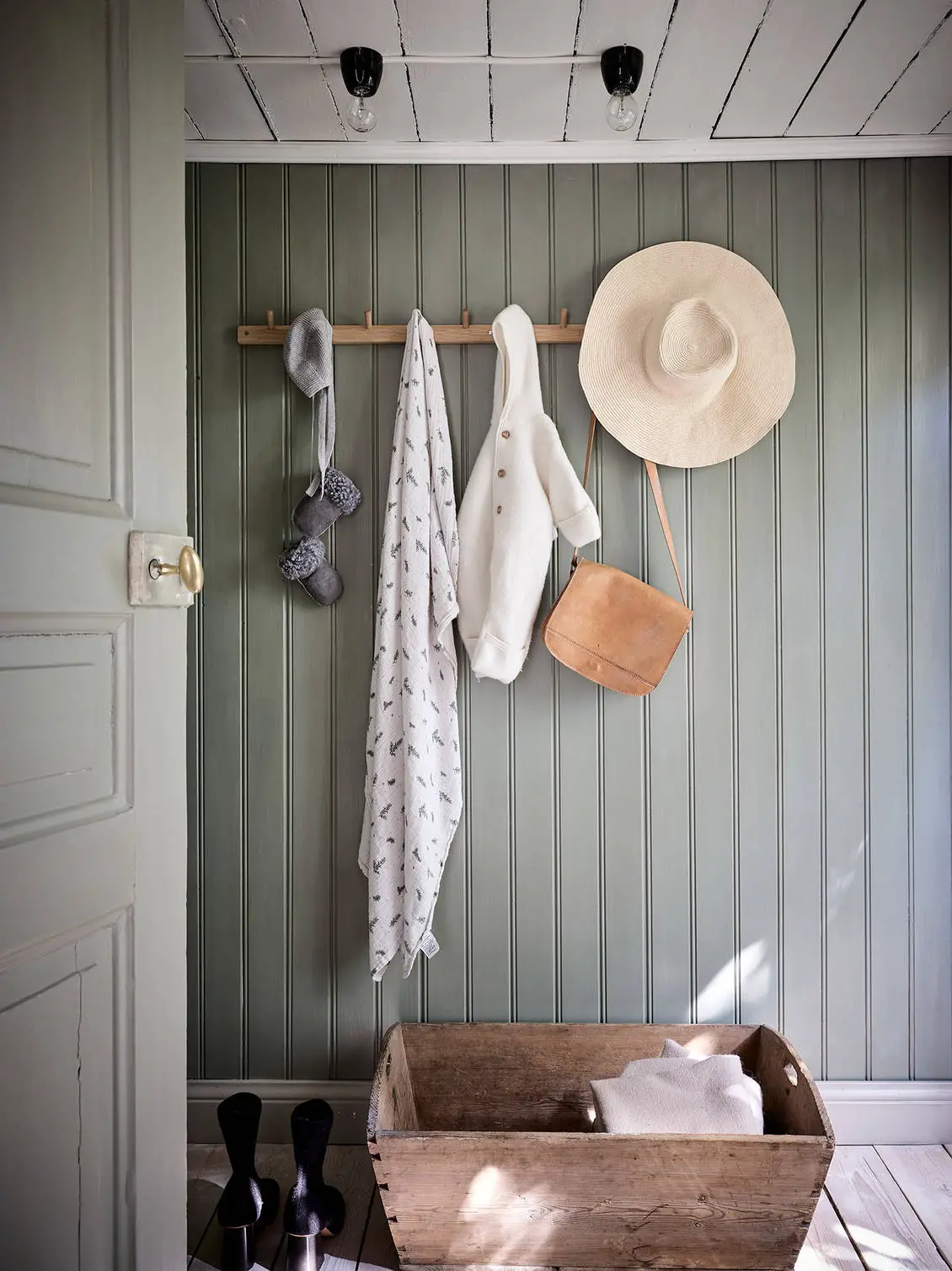 瑞典 19 世纪乡村风情木屋，白色内饰与田园风光完美融合-24