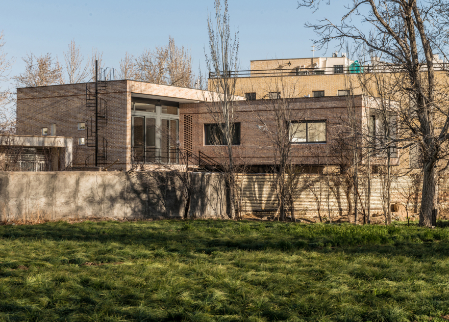 伊朗纳坦兹郊区简约别墅设计-36