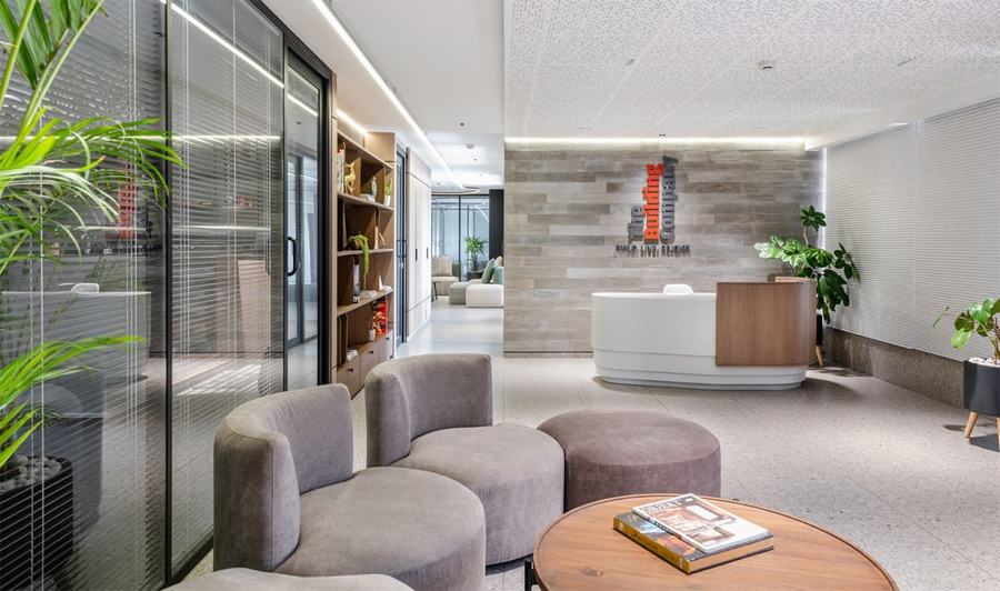 使用了温暖的材料和俏皮的墙面饰面,打造房地产办公室设计 - 米尚丽零售设计网 MISUNLY- 美好品牌店铺空间发现者-0