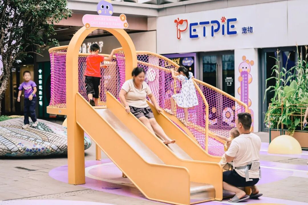 摸摸锦鲤.顽点不一样|云城万科里下沉广场改造-101