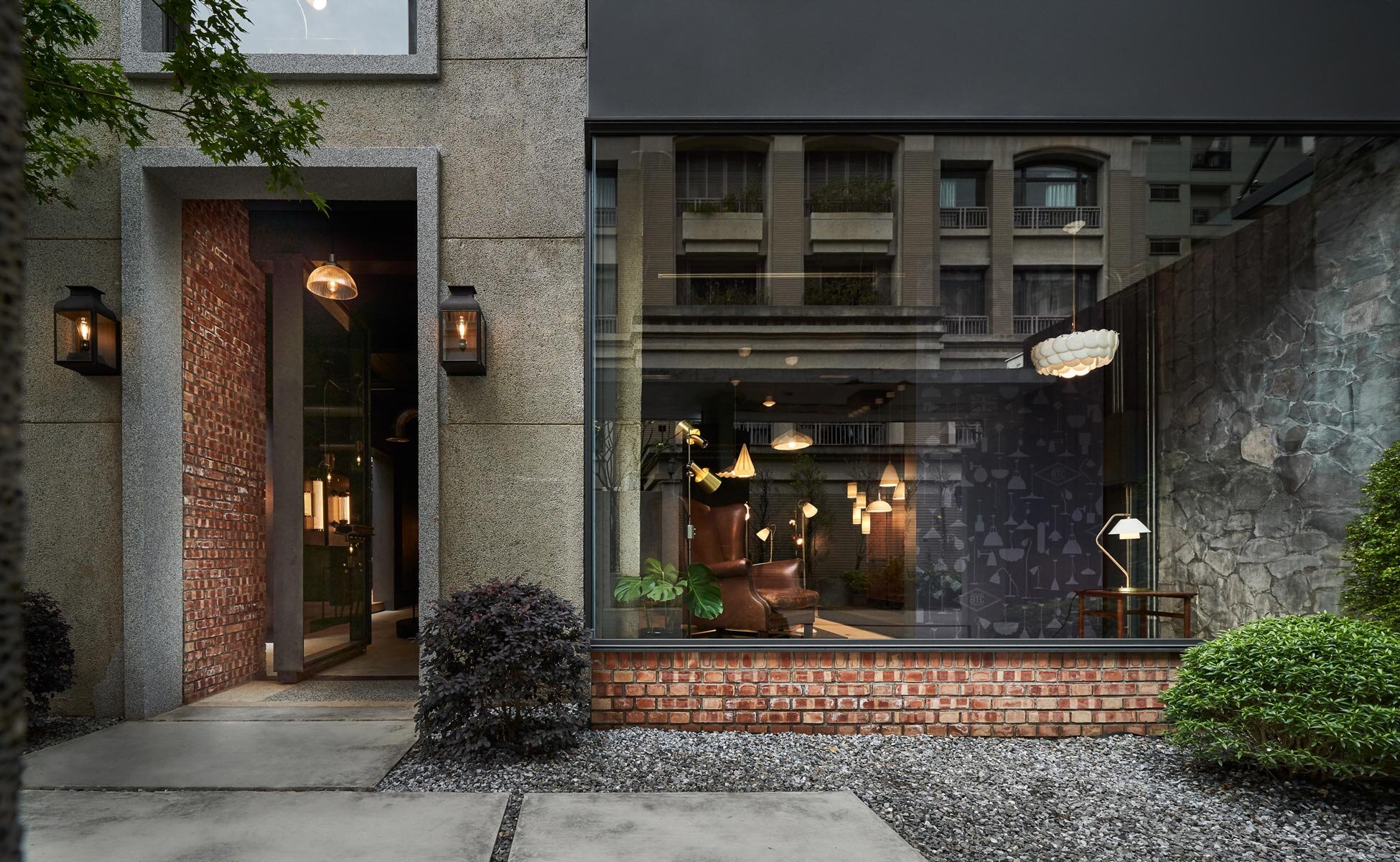 曲徑深處流淌的曖曖微光，宛如博物館的光之藝術：英國燈飾品牌Original BTC 落腳飄散桂花香的台中老宅 — Hey!Cheese-0