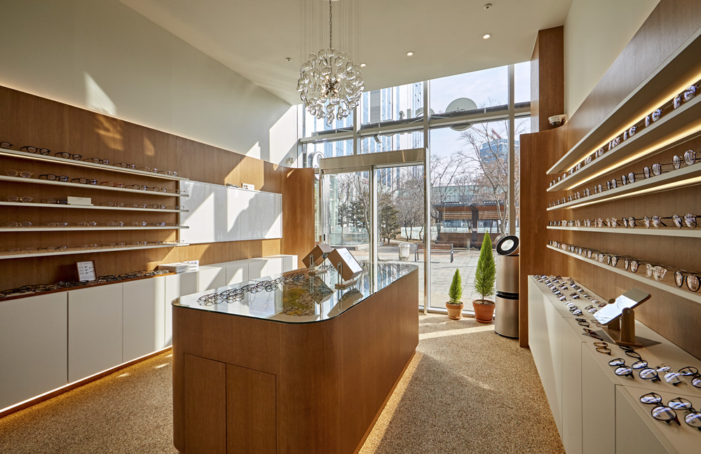白色与木色，打造 11 平米极简眼镜店-7