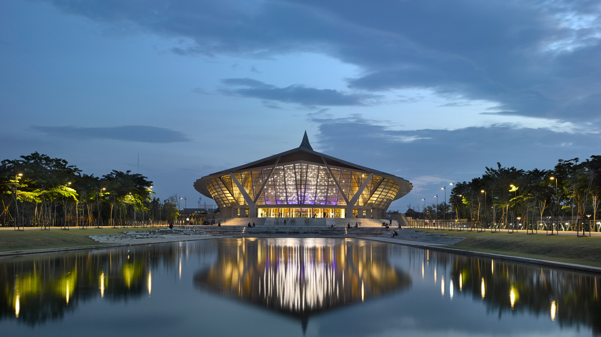 捷克 Lasvit 打造音乐感应玻璃雕塑-0