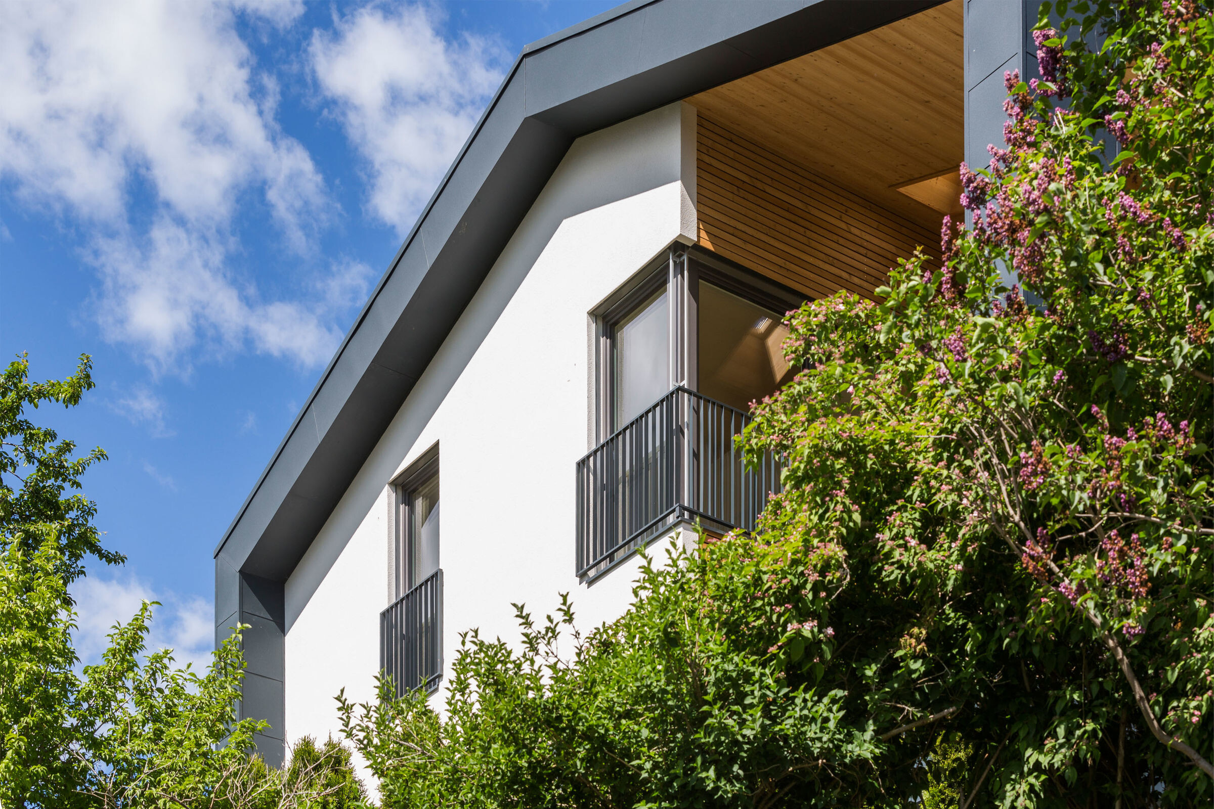 意大利双层别墅改造,木结构与南向露台打造舒适生活空间-13