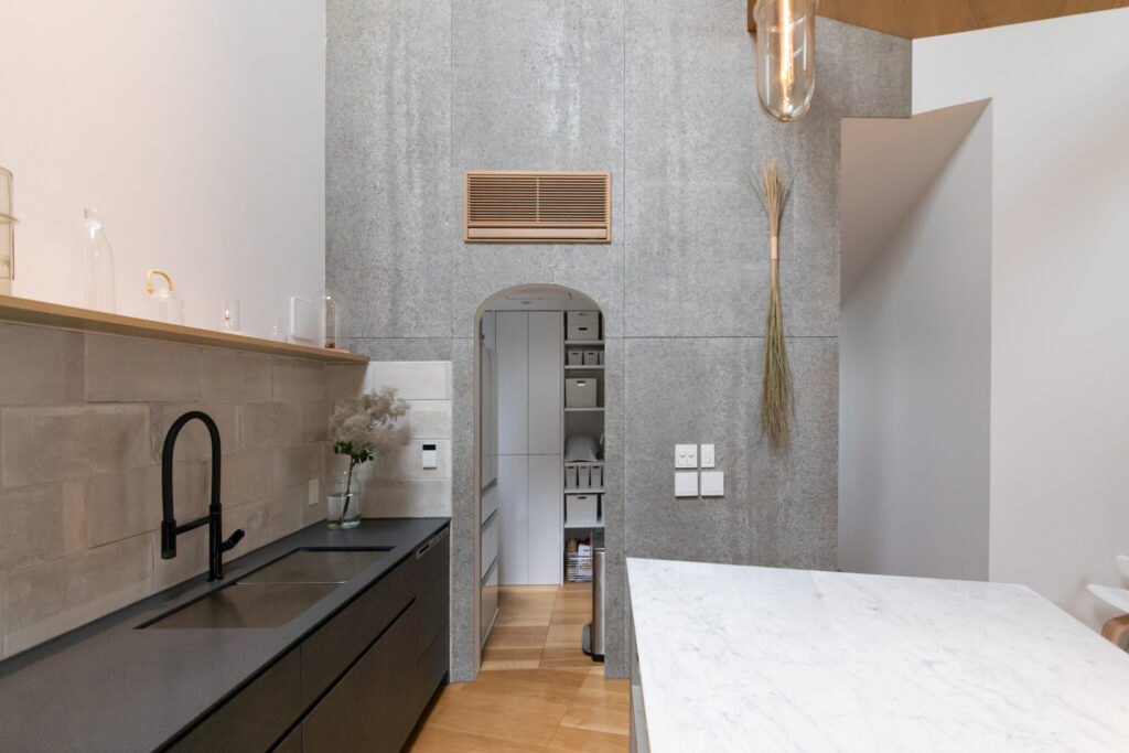 物語のあるものに囲まれて　多様な素材使いが生み出す愛着がわく独自の空間 | Style of Life | 100%LiFE-5