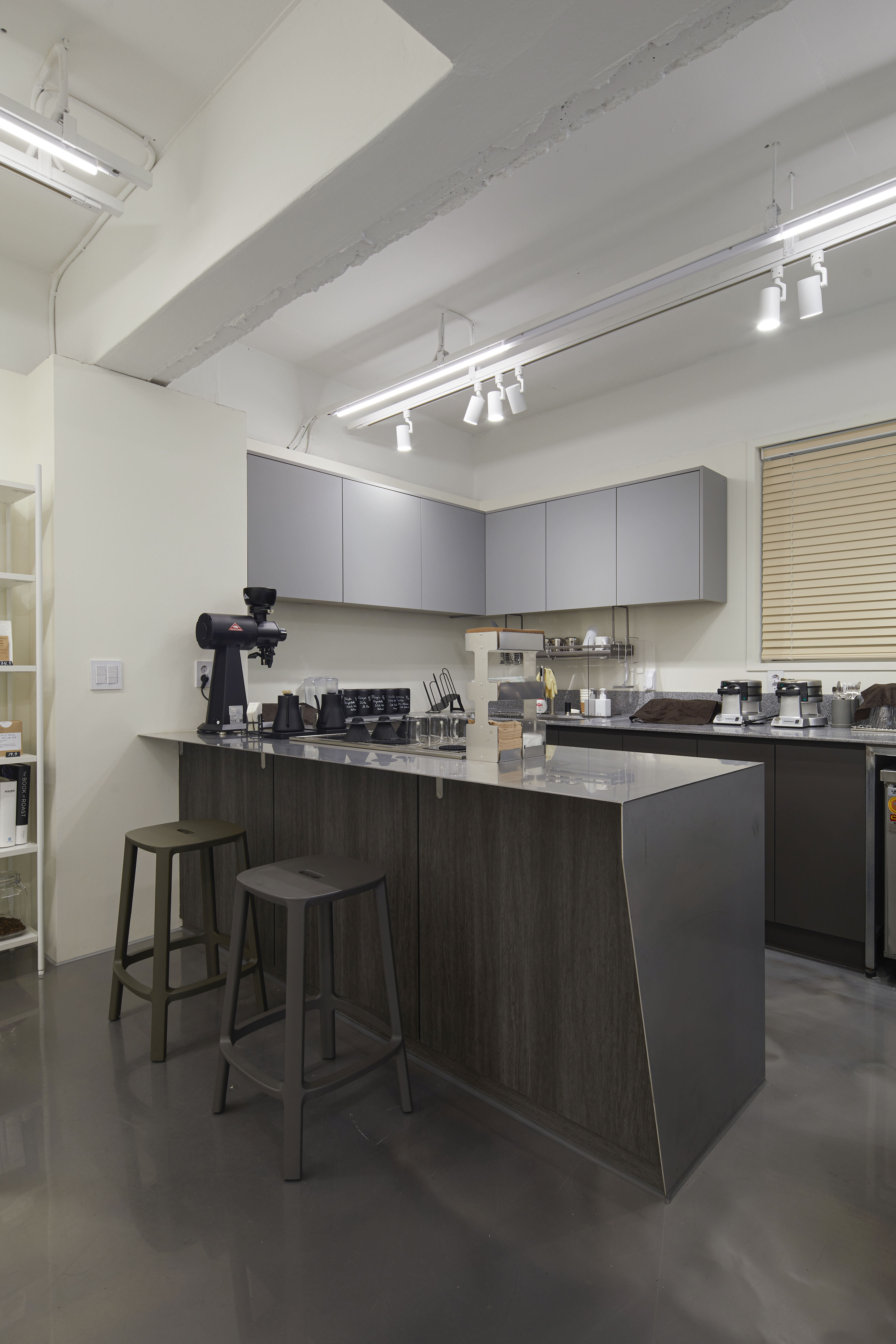 24 平米现代简约咖啡厅设计-11