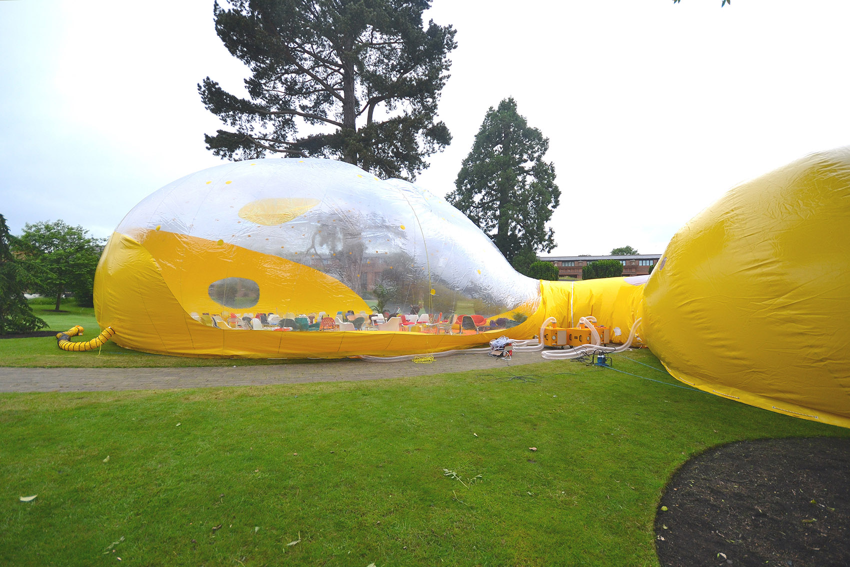 东伦敦的黄色大泡泡 / Dosis-3