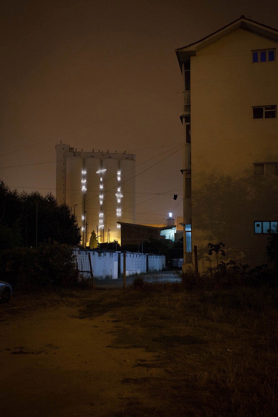 葡萄牙 Travessa 装置 | 铁钉固定的历史与艺术平衡-23