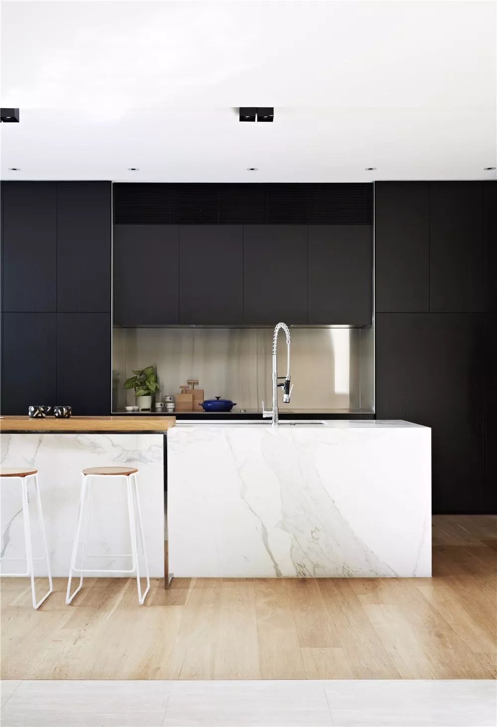 Workroom | 极简美学与功能平衡的室内设计-33