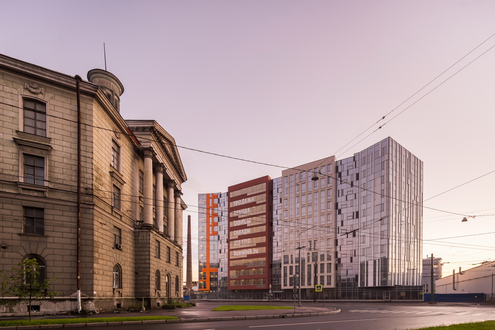 彩色玻璃构建的办公大楼-21