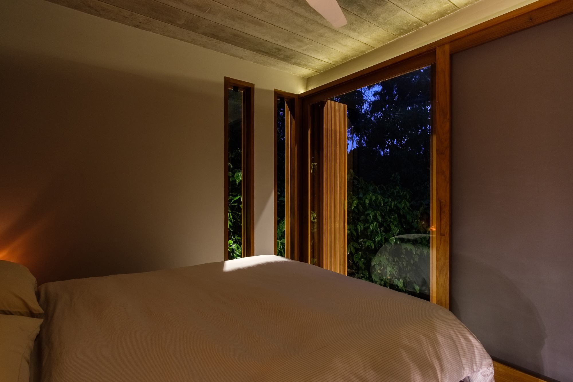 巴西绿意盎然的海岸线上的生态家园-30