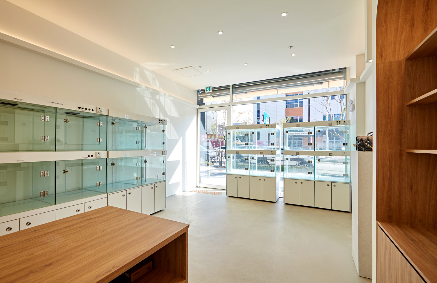 白色与木材的完美融合 | 12 平米小空间的精致内饰-9