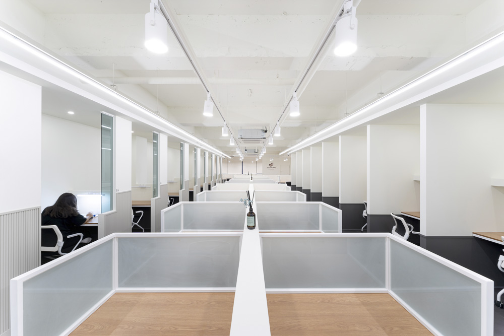 简约白调 | 80 平米咖啡厅的室内设计魅力-8