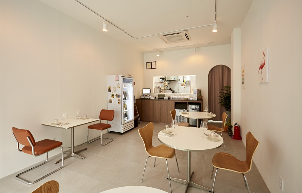 13 平小空间，白色与木色调的精致设计-5