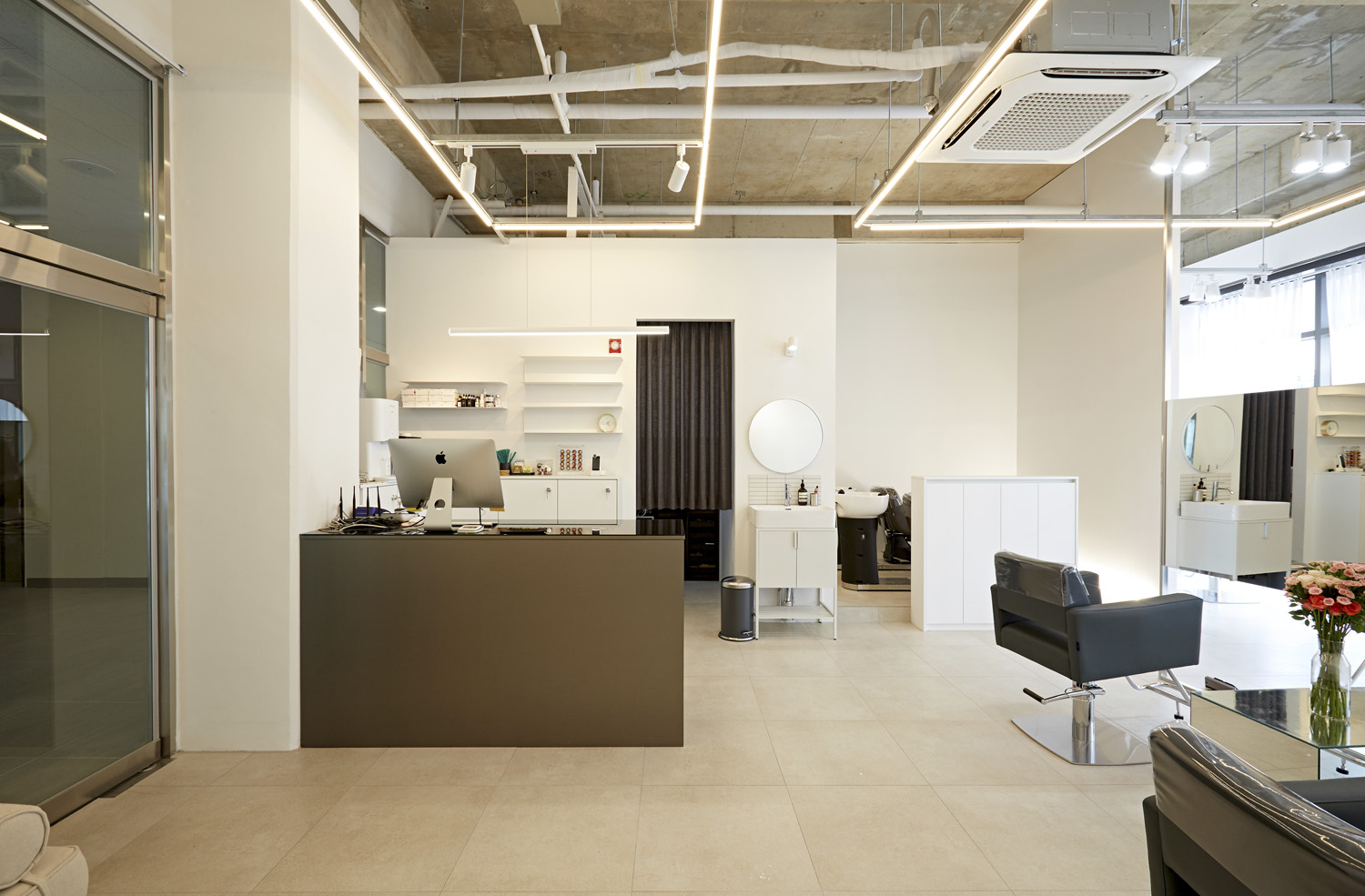 20 平米美妆店的现代风格设计-5