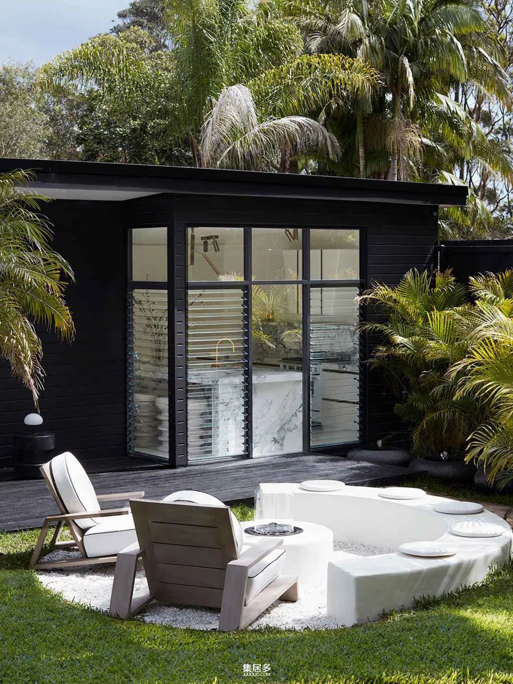 外立面黑色与内饰乳白色调形成鲜明对比的悉尼豪华海滨别墅-2