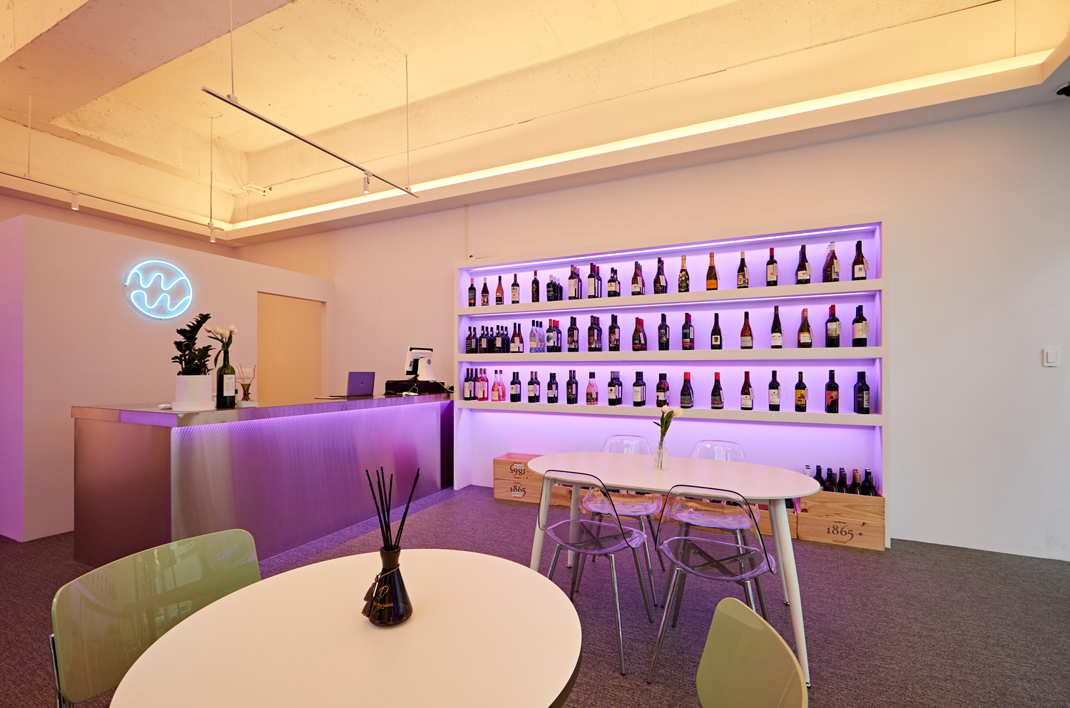 蓝色照明点亮 14 平小空间的室内设计-13