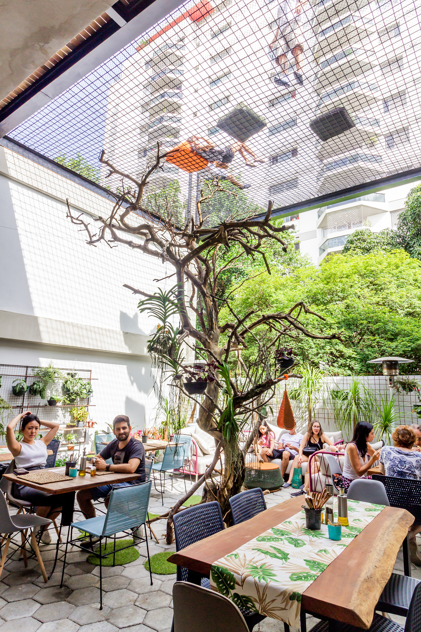 停车场变身为商业画廊-25