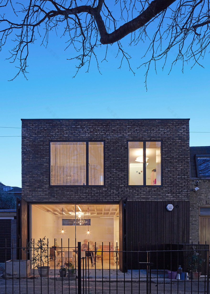 伦敦保护区内的现代砖木住宅-29