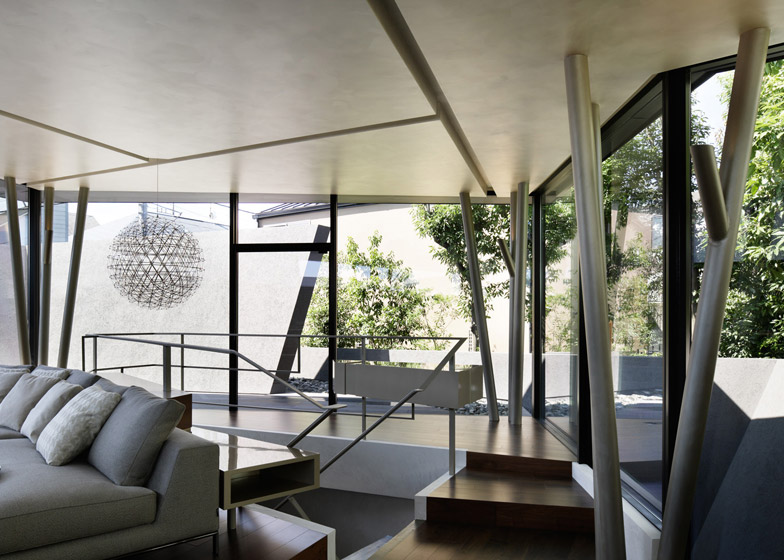 东京“黑棺材”住宅,封闭外表下的明亮空间-12