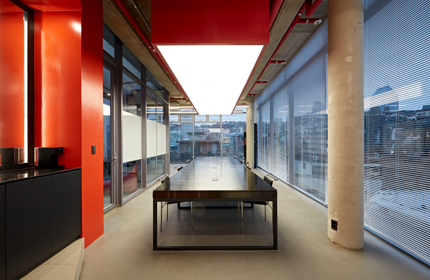 红色螺旋楼梯夺目，55 平 IT 公司办公室设计-5