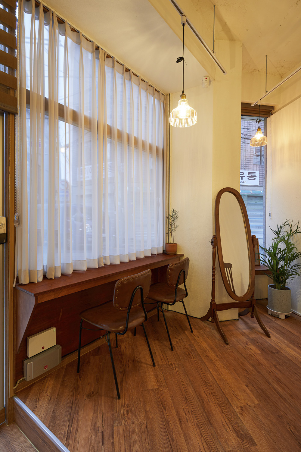 十平米咖啡店，极简设计打造温馨空间-9