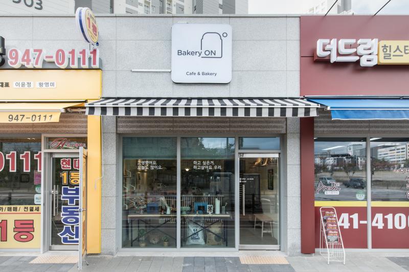 11 坪小巧烘焙店，灯光设计成焦点-7