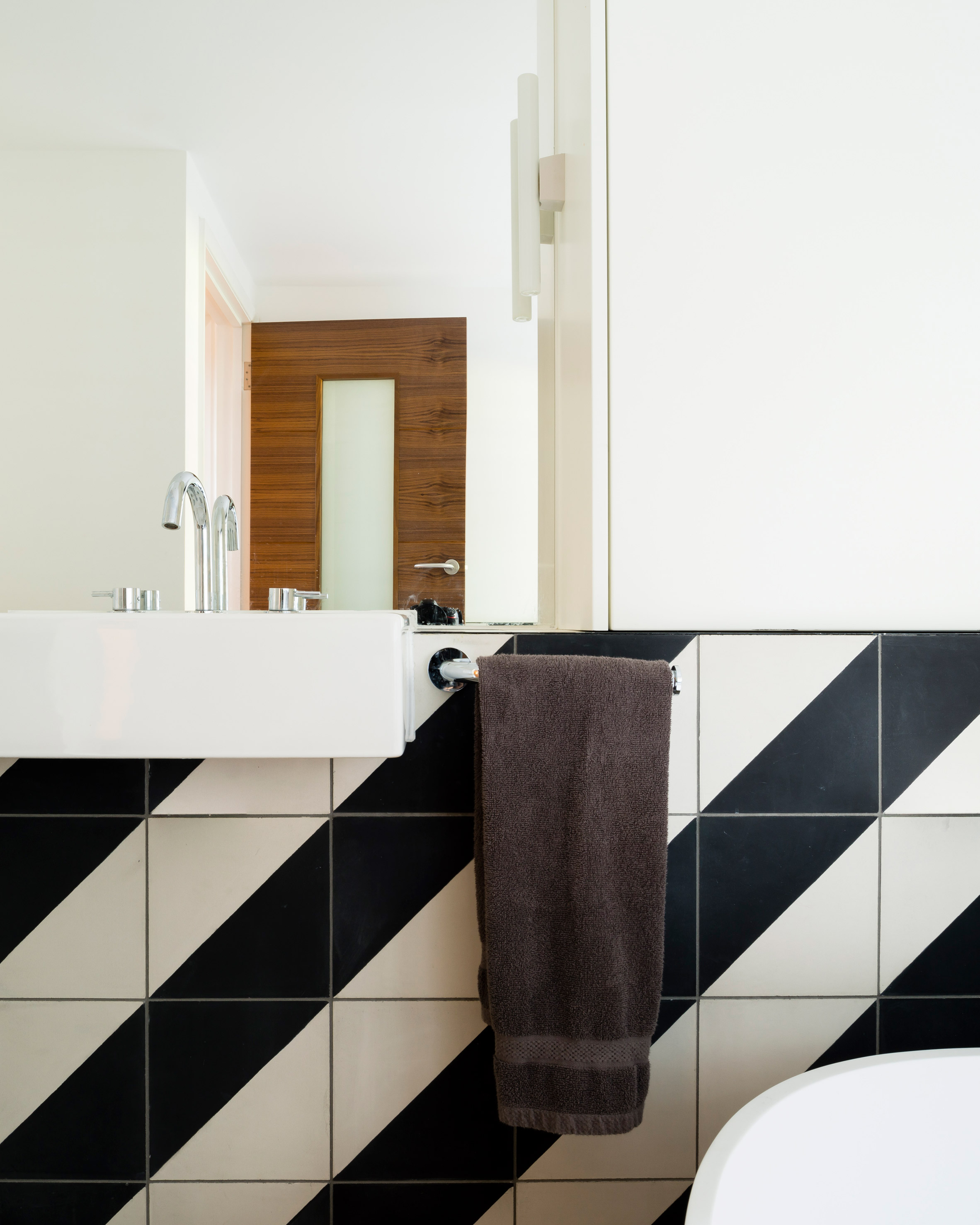 Feix - Merlin creates open-plan interiors for warehouse on the banks of London's River Thames-21