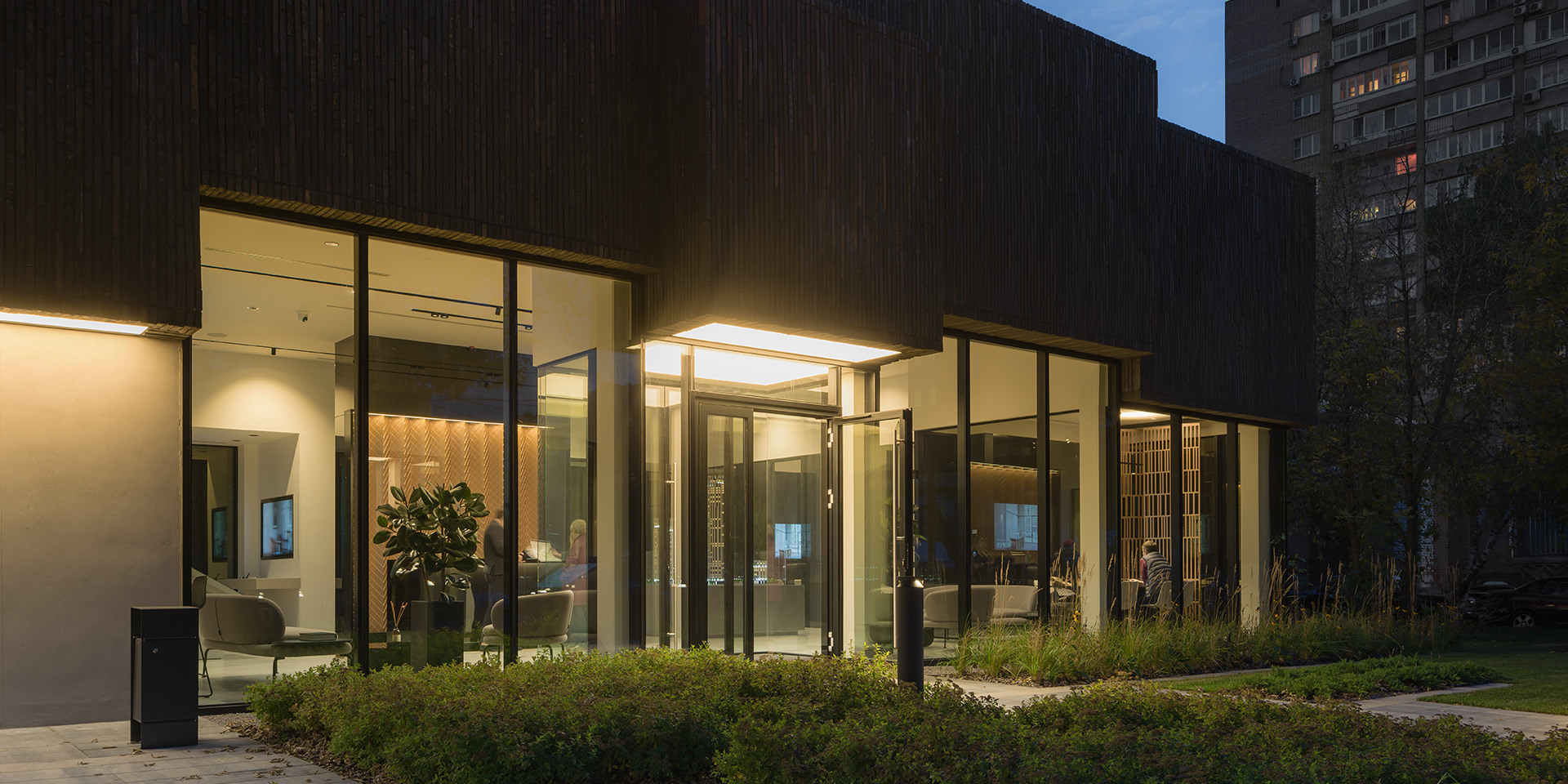 IND architects 打造 MR Group 现代奢华展厅-12