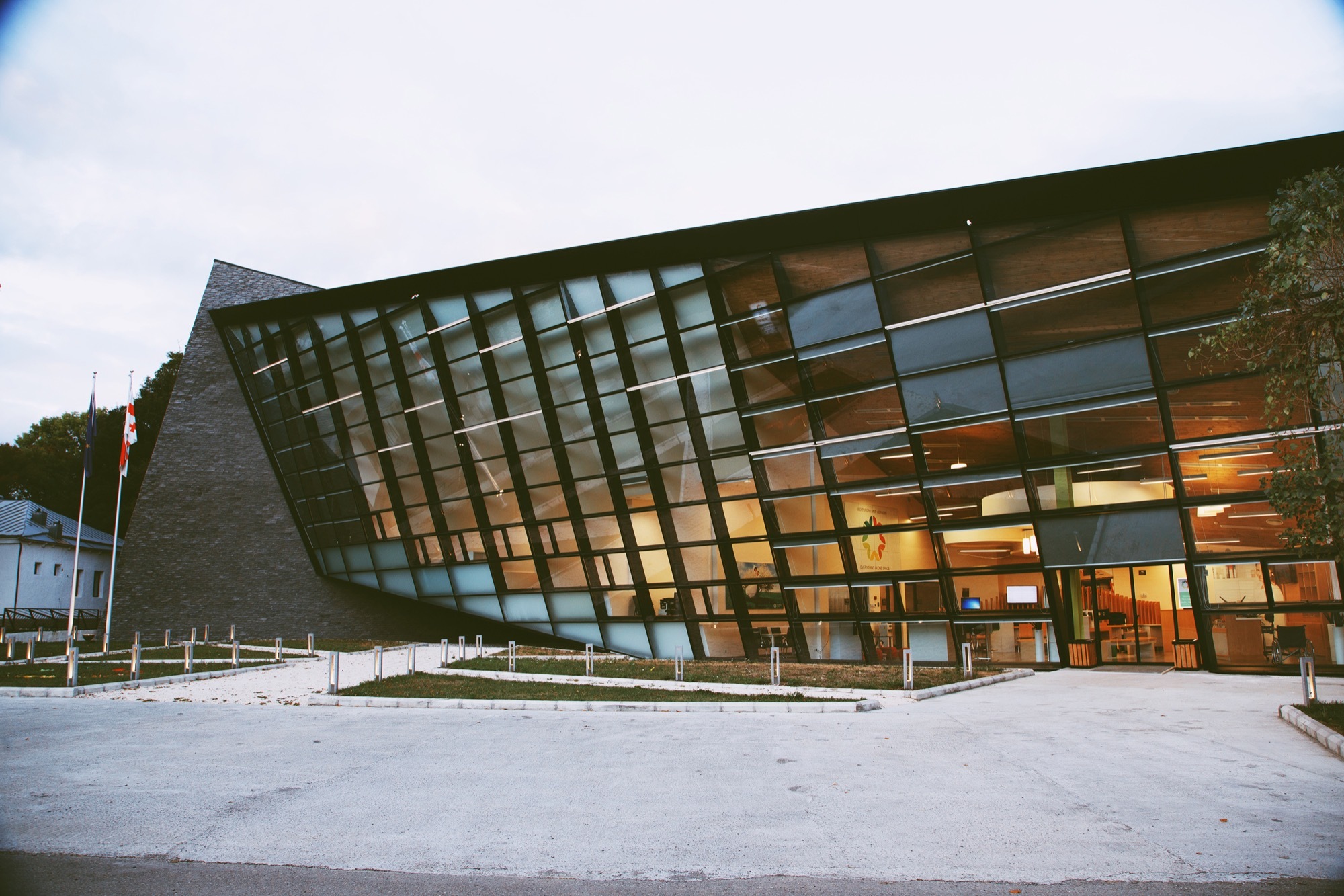 山林间的公共服务中心-30