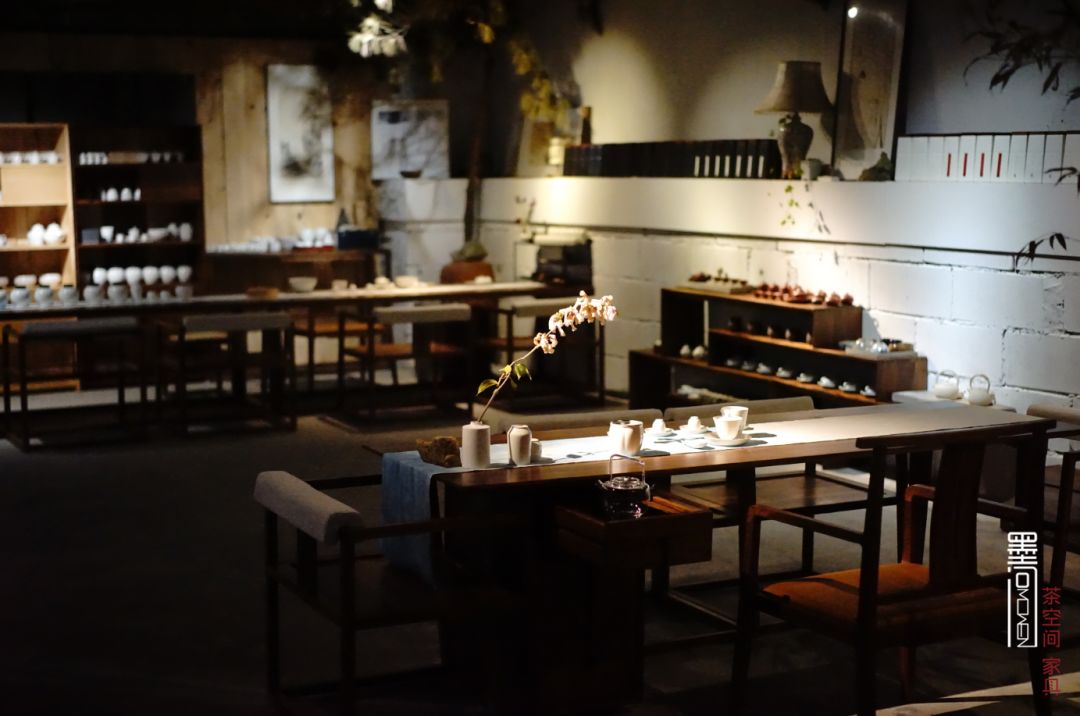 茶空间的家具妙用 | 组织分隔、色调搭配与氛围营造-10